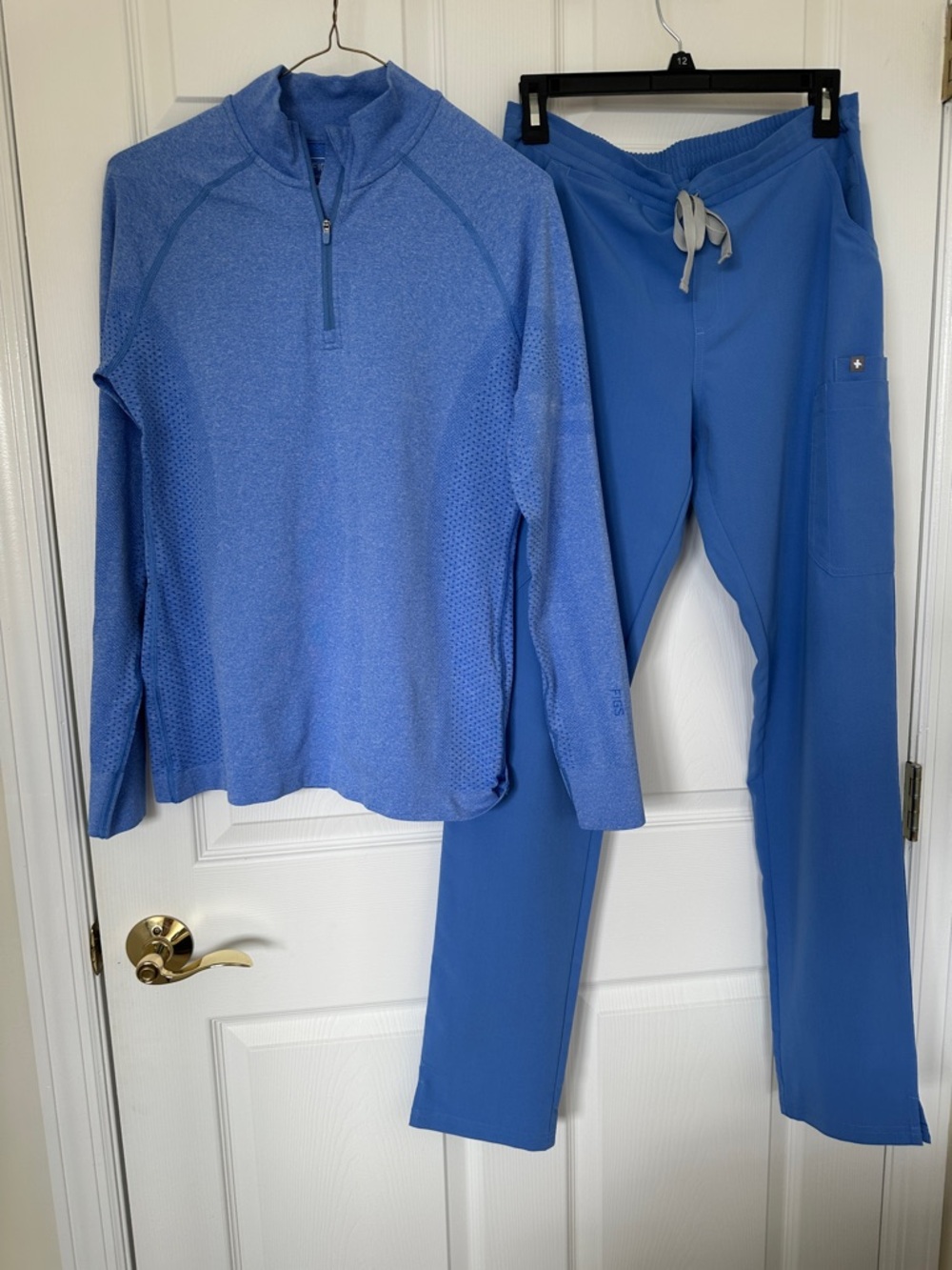 Figs Ceil Blue Yola Straight S tall Skinny 
MEDIUM Salta Seamless ¼ Zip Underscr